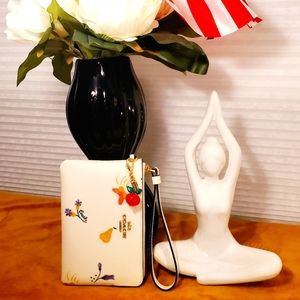 🆕️Coach Corner Zip Wristlet with Dreamy Veggie Print, Charm & Dust Bag Included